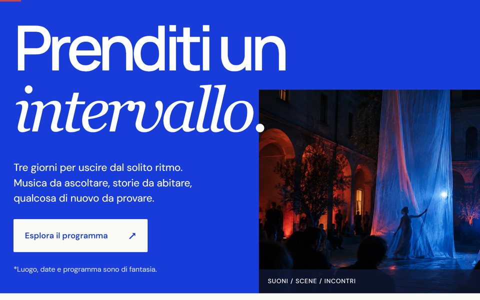 Home page del sito Intervallo, con il titolo Prenditi un intervallo su fondo blu e una foto di una performance serale