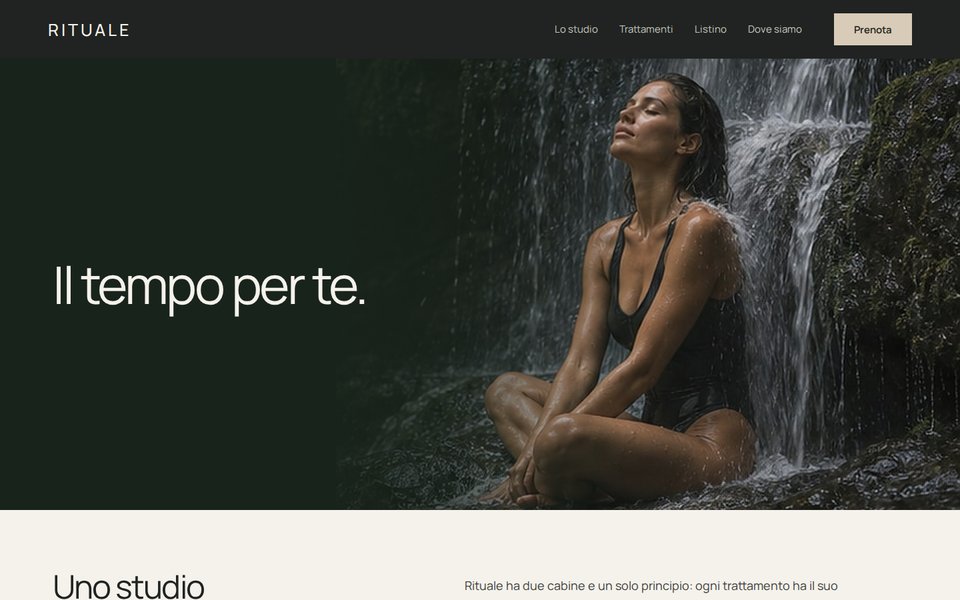 Home page del sito Rituale, con il titolo Il tempo per te e una donna seduta sotto una cascata